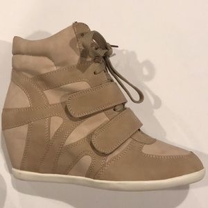 Women’s sneakers, color nude, size 7.
